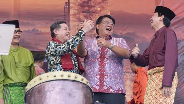 Sekda menghadiri pembukaan Festival Candi Muaro Jambi.